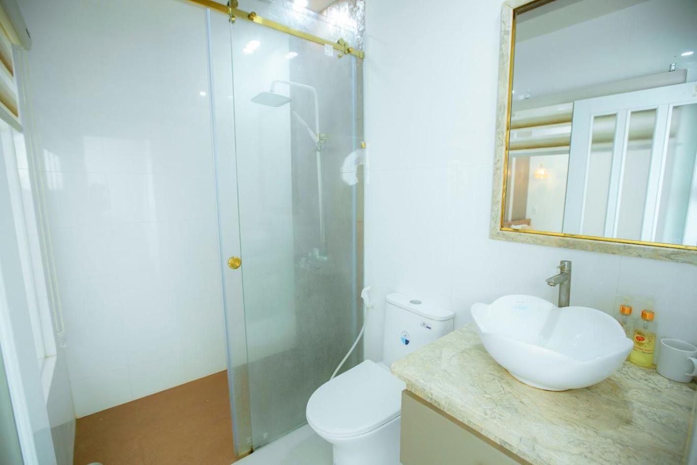 Khach San Quoc Te Hotell Cà Mau Exteriör bild